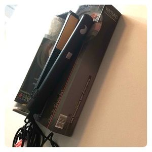 Wetline professional hair straightener.